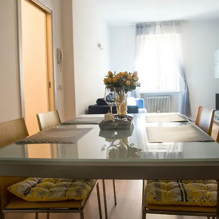 Leoncino 2 Apartment *